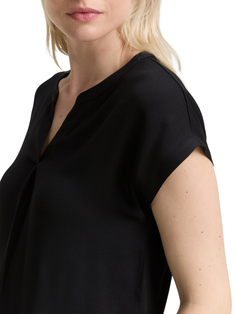 Blusenshirt im Material-Mix