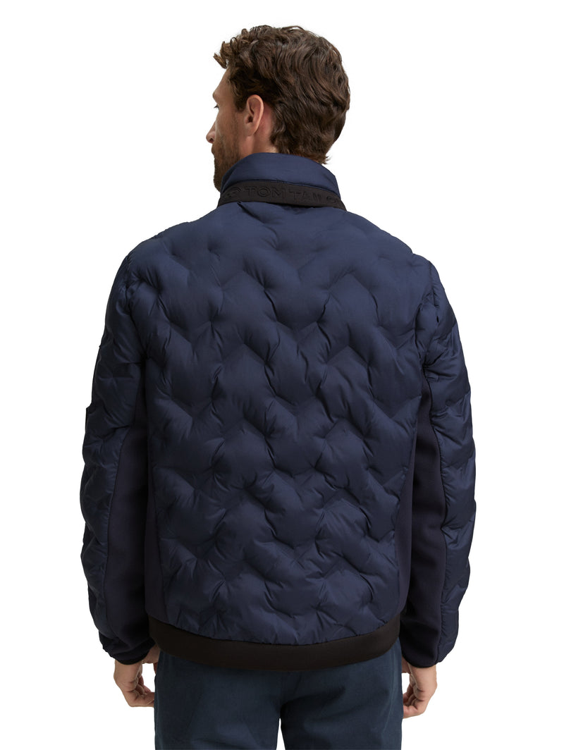 Hybrid Steppjacke mit verstaubarer Kapuze