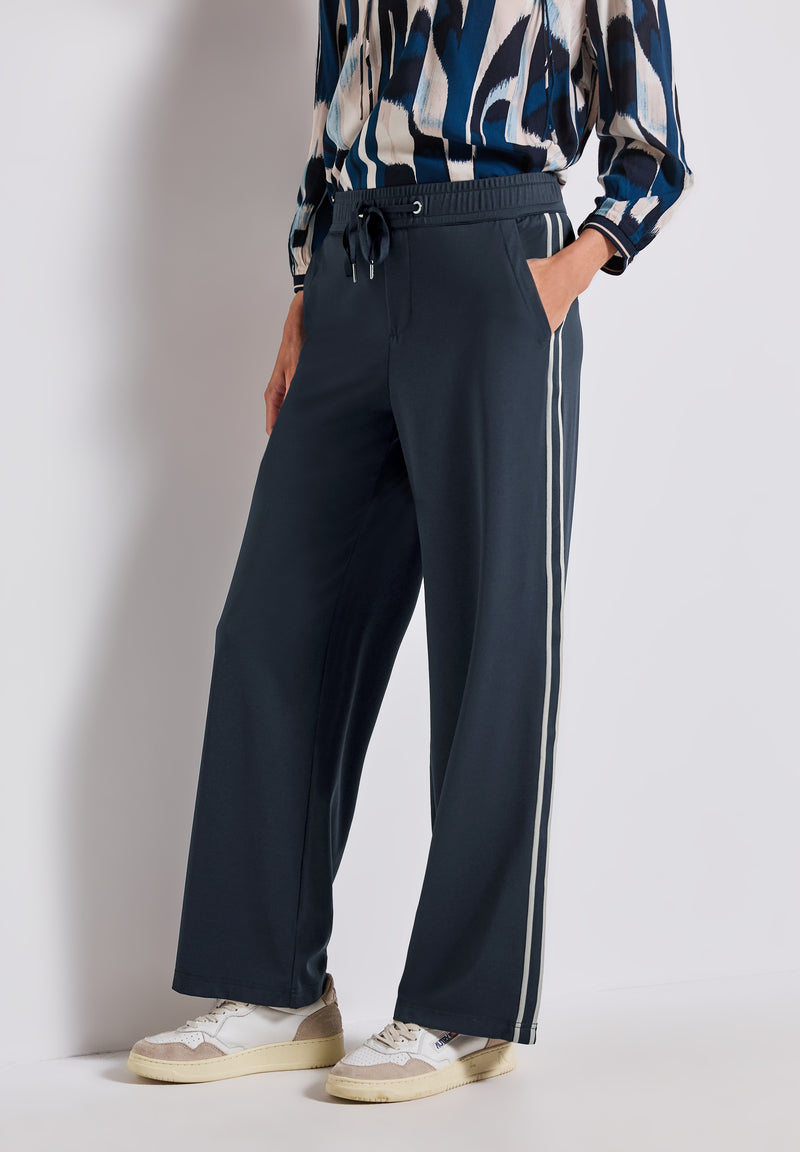 Hose mit Gallonstreifen