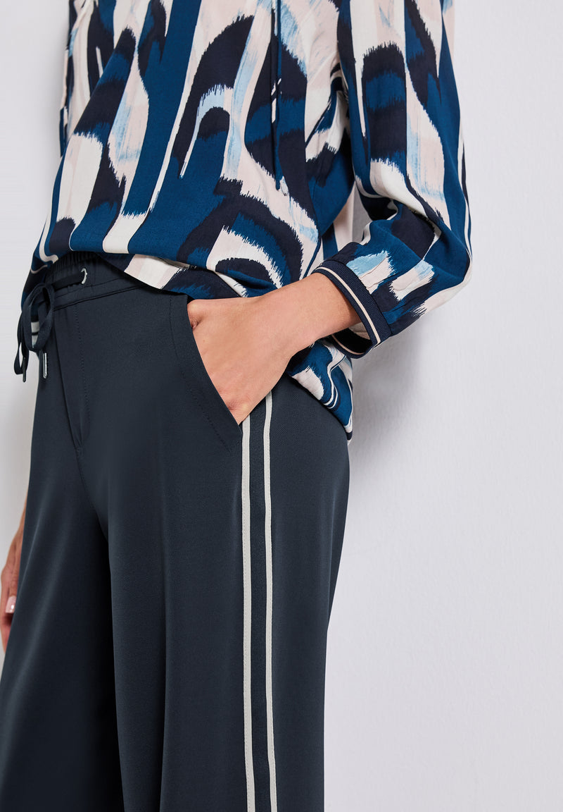 Hose mit Gallonstreifen