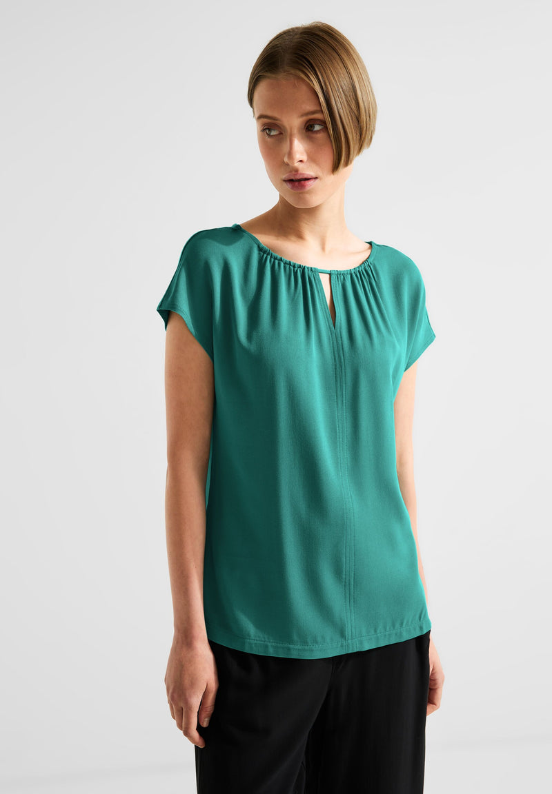 Materialmixshirt mit Cut-Out