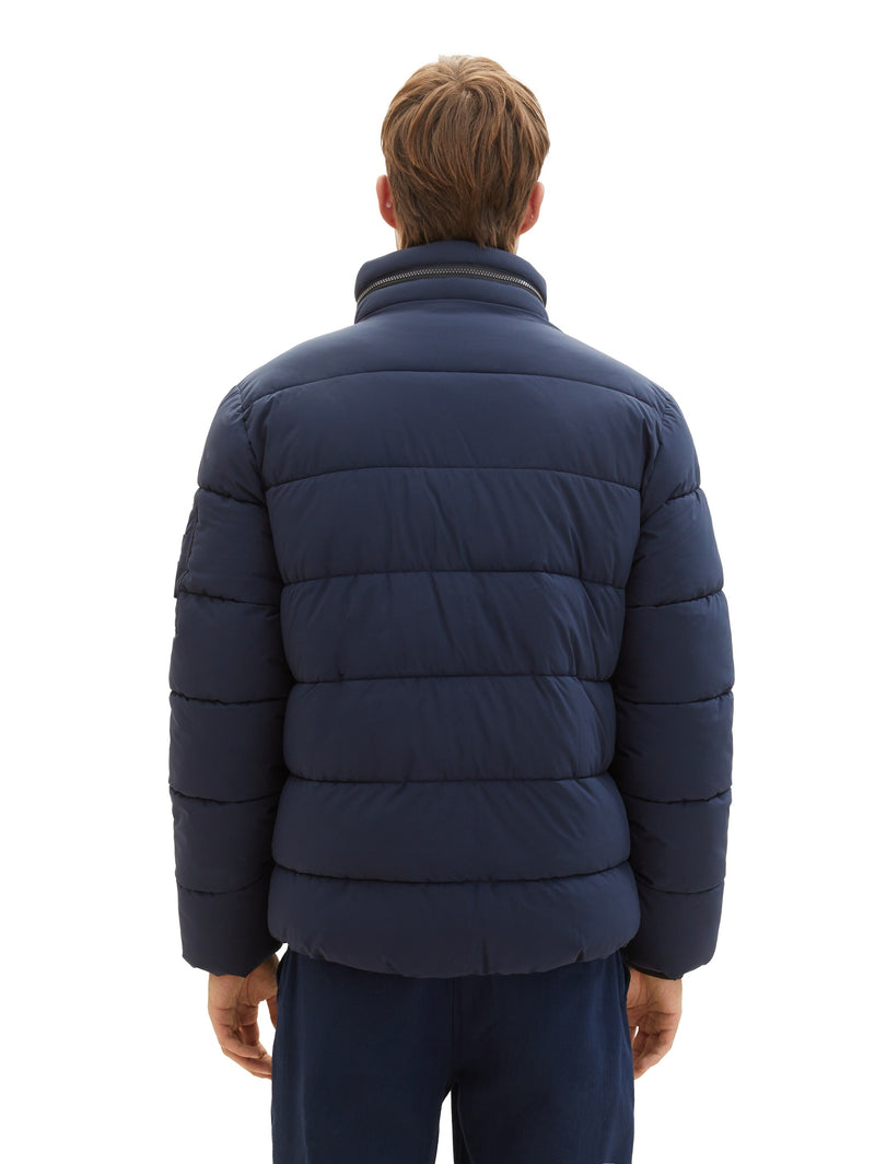 Pufferjacke mit versteckter Kapuze