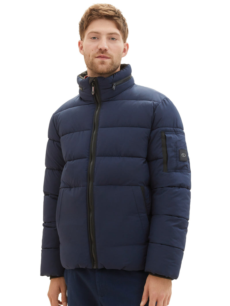 Pufferjacke mit versteckter Kapuze